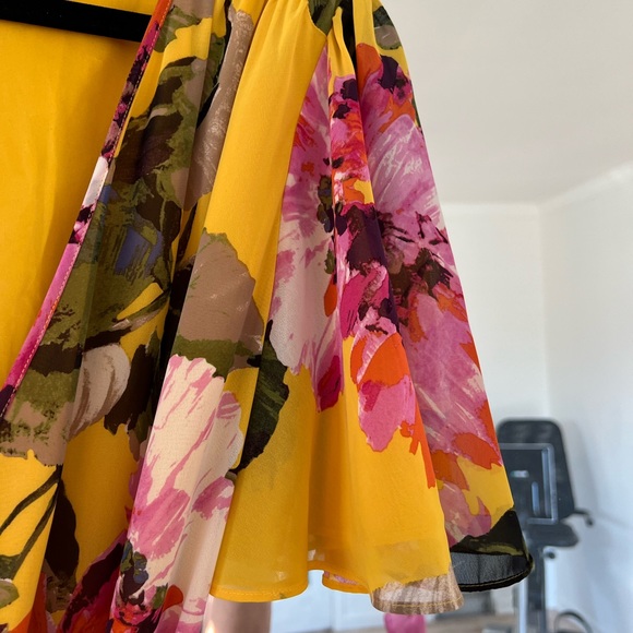 Gorgeous Trina Turk floral wrap around dress! Size 6 - Picture 4 of 8